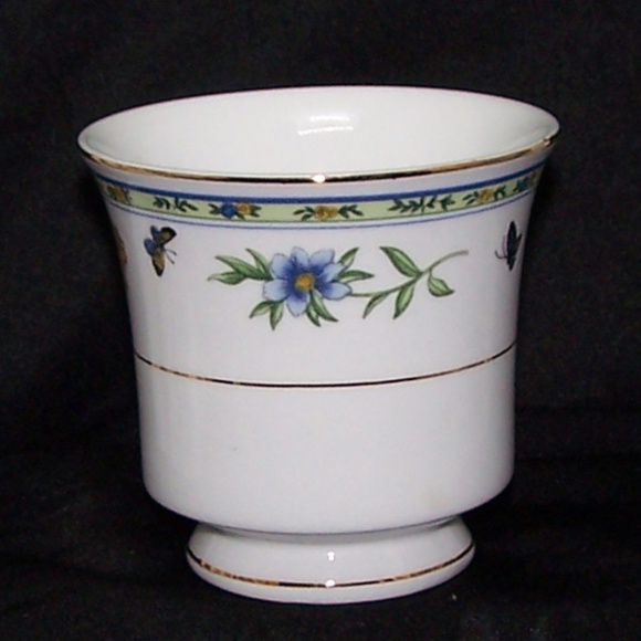 VTG- Truly Tasteful Fine China Tea Cup - Picture 2 of 8